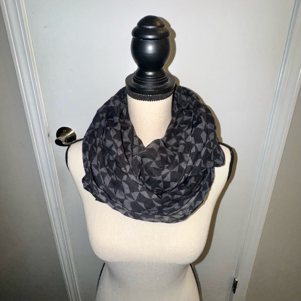 Starbucks Casual Black and Gray Geometric Scarf - Picture 2 of 4